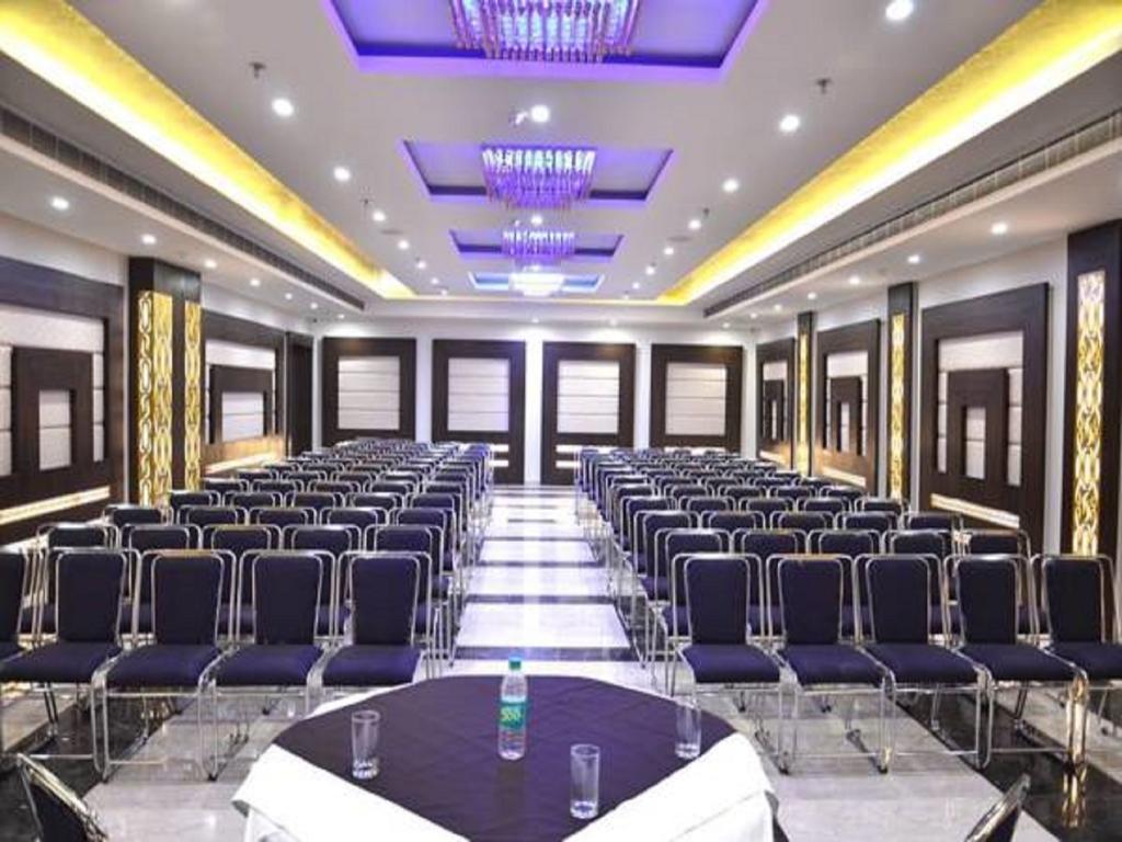 Hotel Seven Hills Tower Агра Экстерьер фото