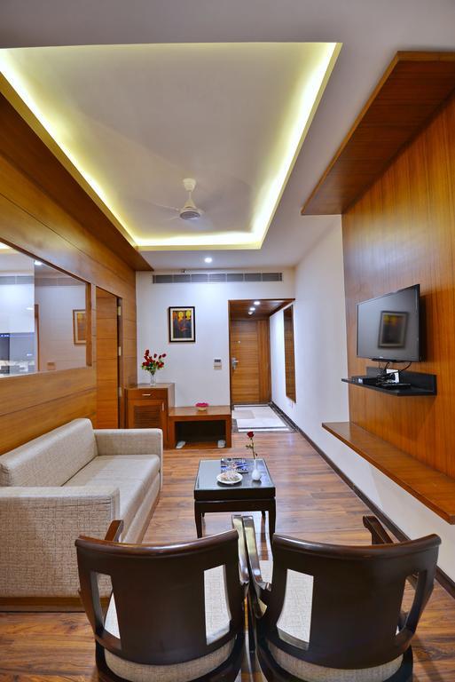 Hotel Seven Hills Tower Агра Экстерьер фото