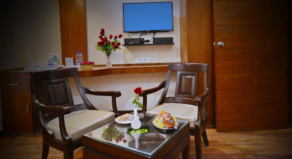 Hotel Seven Hills Tower Агра Экстерьер фото