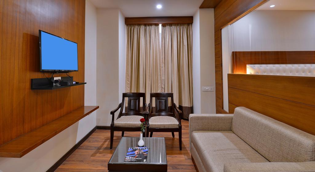 Hotel Seven Hills Tower Агра Экстерьер фото