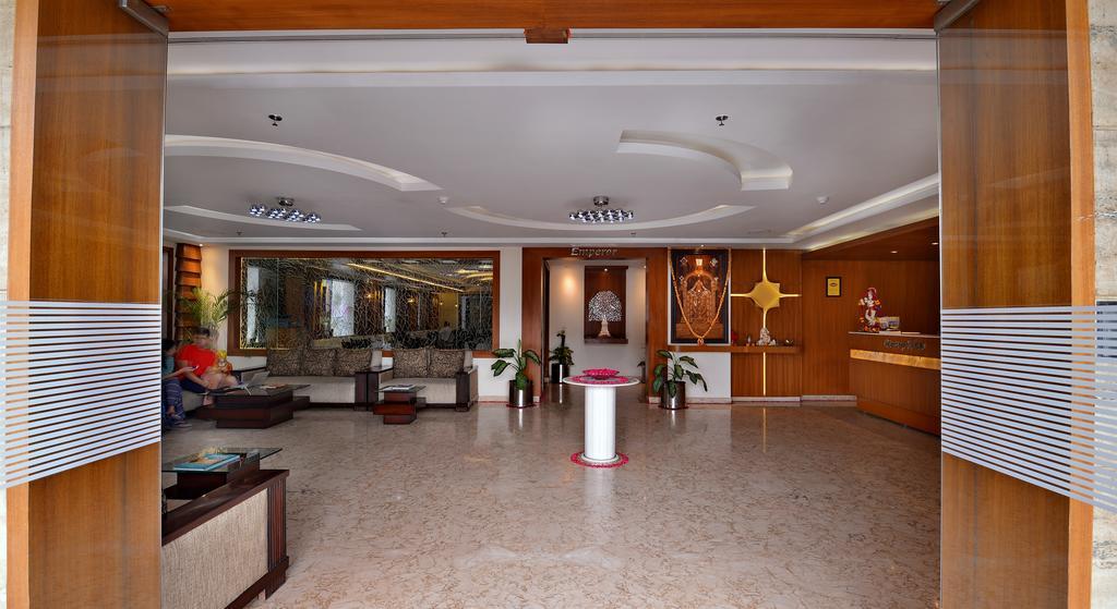Hotel Seven Hills Tower Агра Экстерьер фото