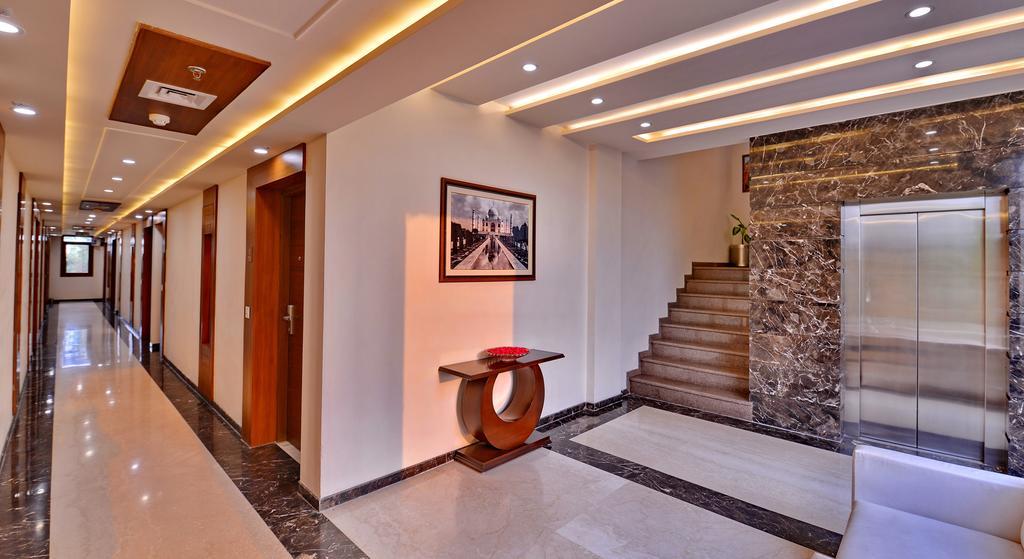 Hotel Seven Hills Tower Агра Экстерьер фото