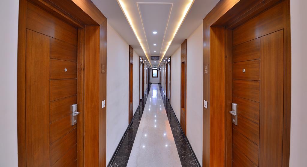 Hotel Seven Hills Tower Агра Экстерьер фото