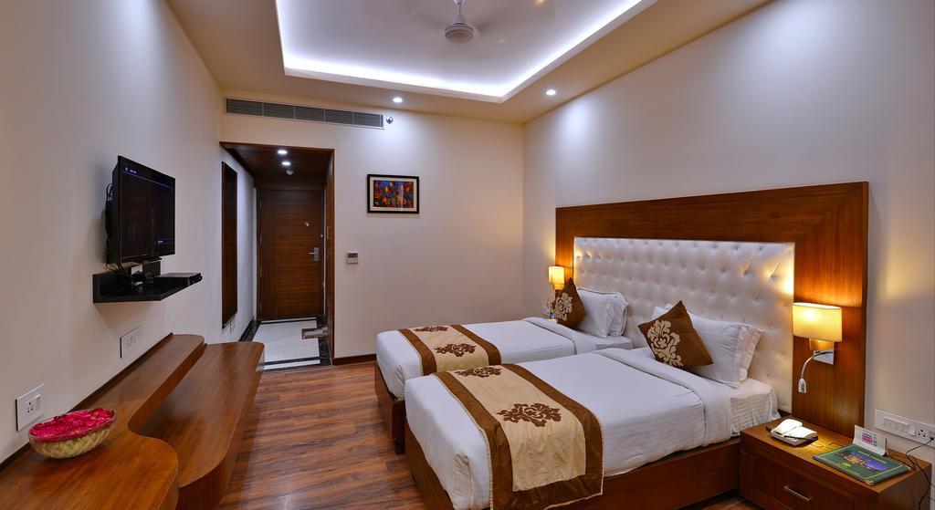 Hotel Seven Hills Tower Агра Экстерьер фото