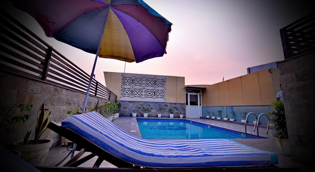 Hotel Seven Hills Tower Агра Экстерьер фото