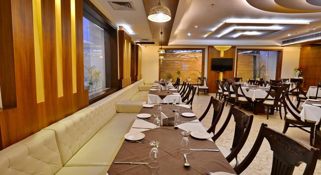Hotel Seven Hills Tower Агра Экстерьер фото
