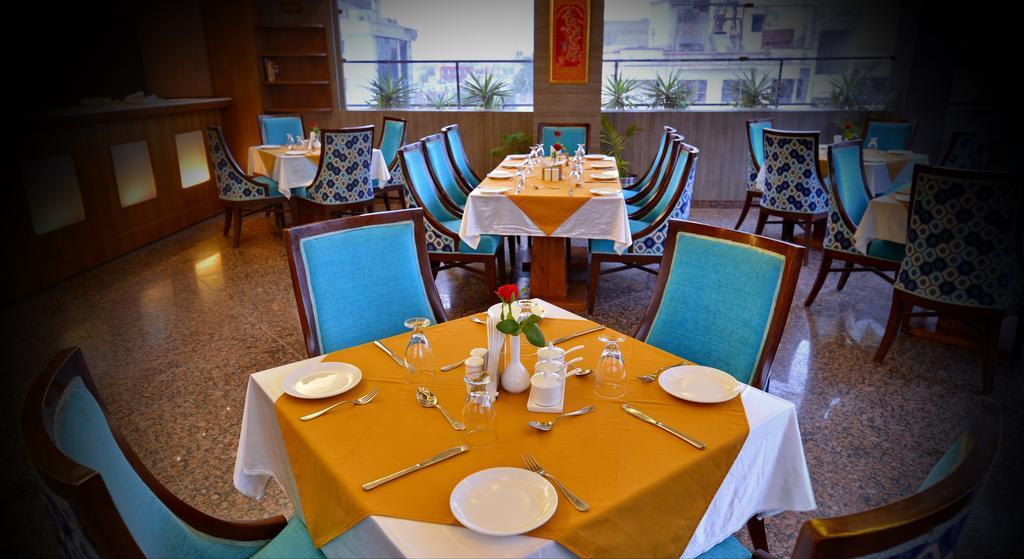 Hotel Seven Hills Tower Агра Экстерьер фото