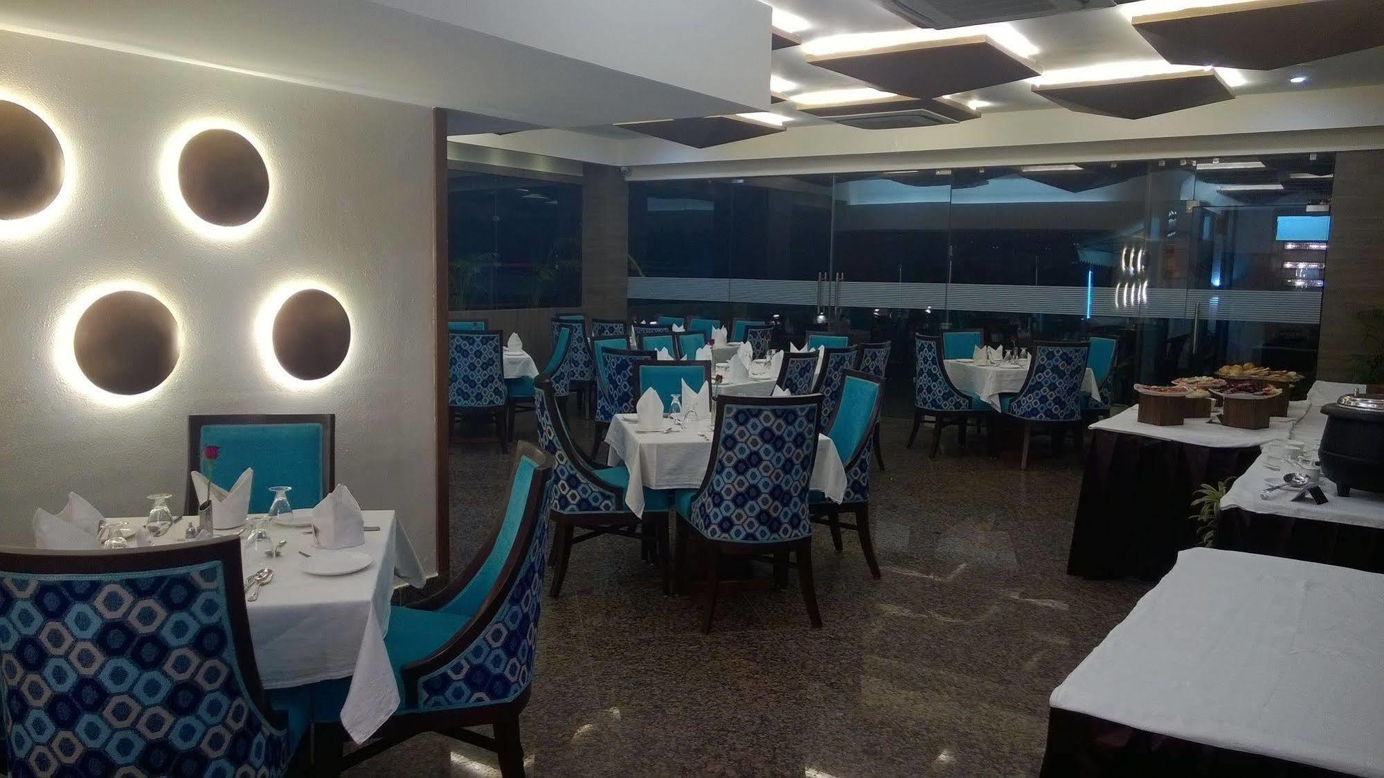 Hotel Seven Hills Tower Агра Экстерьер фото