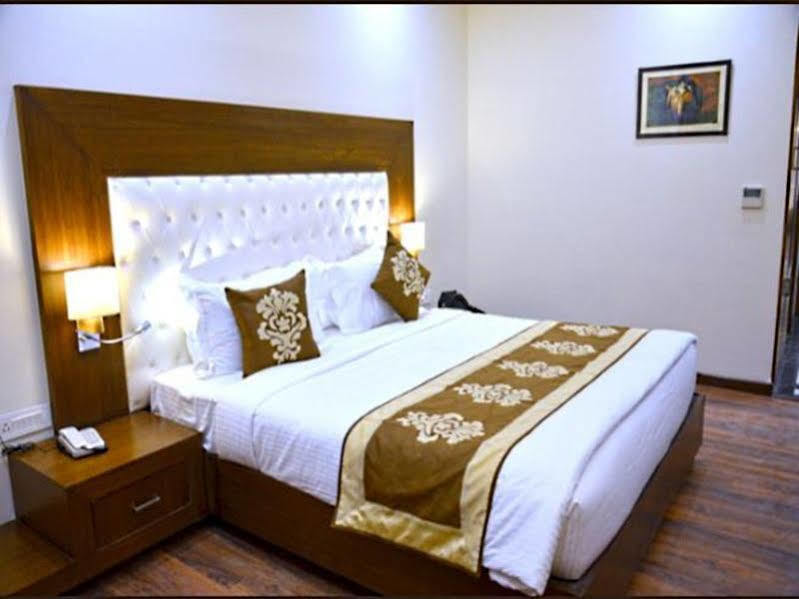 Hotel Seven Hills Tower Агра Экстерьер фото