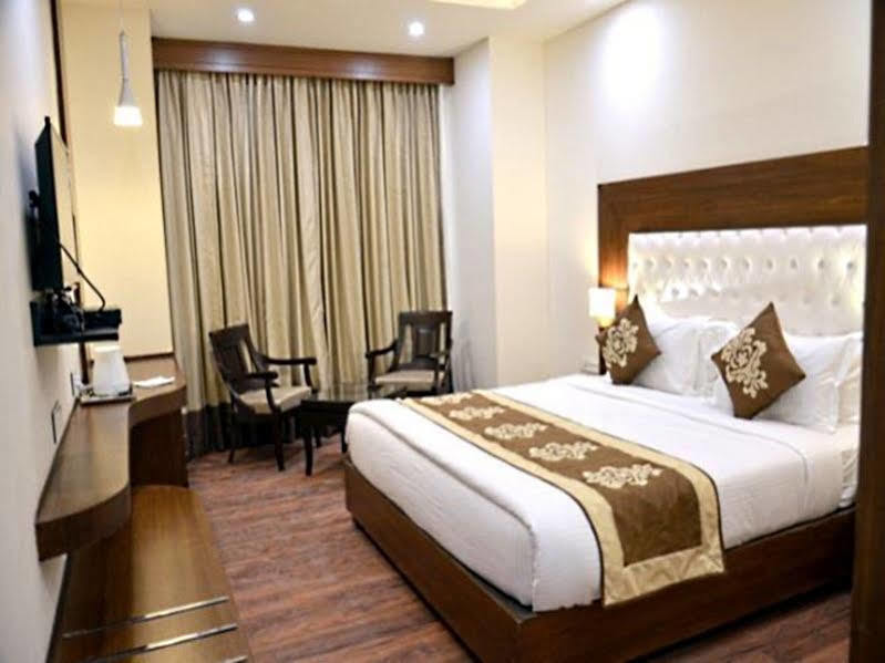 Hotel Seven Hills Tower Агра Экстерьер фото