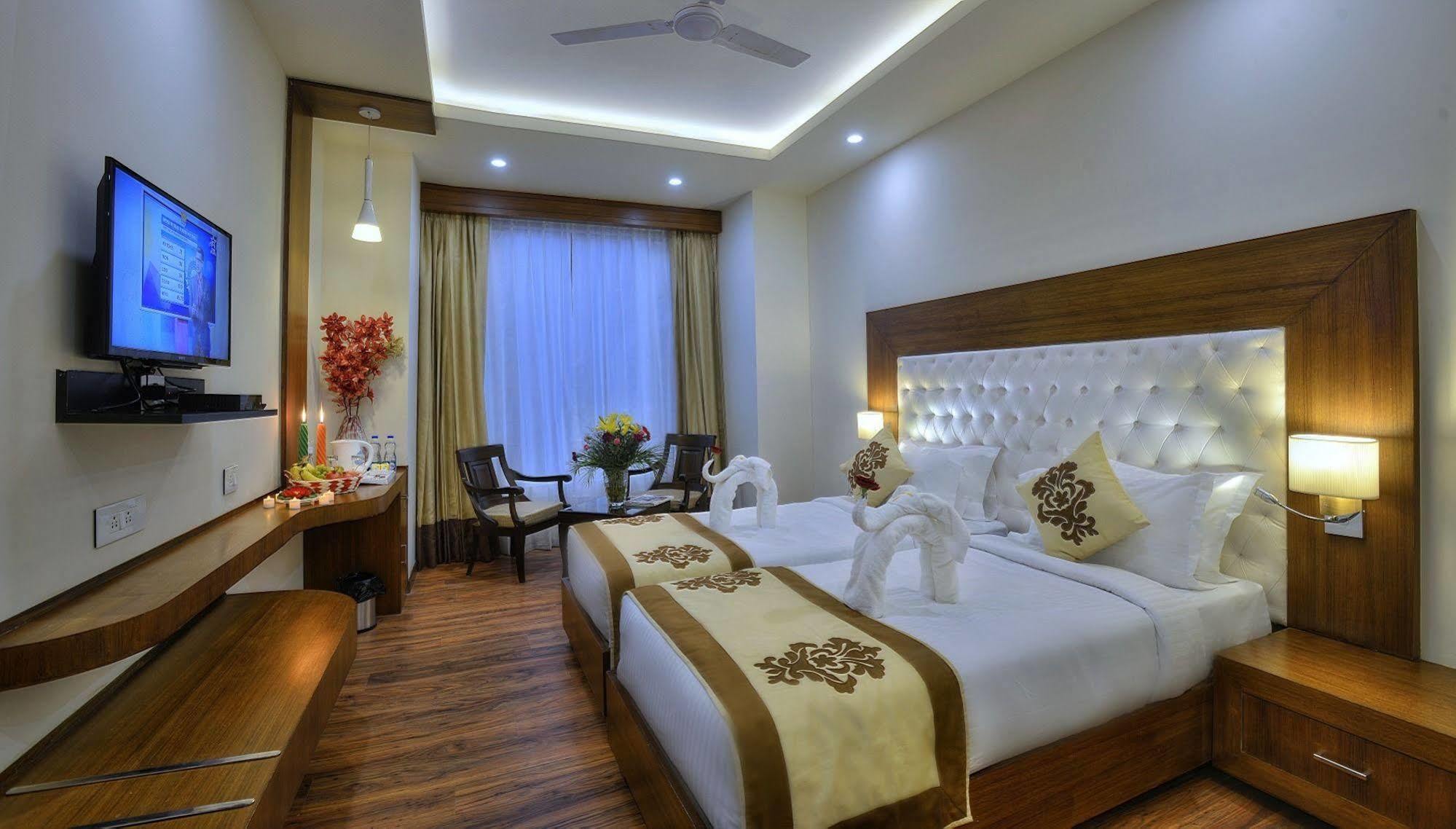 Hotel Seven Hills Tower Агра Экстерьер фото