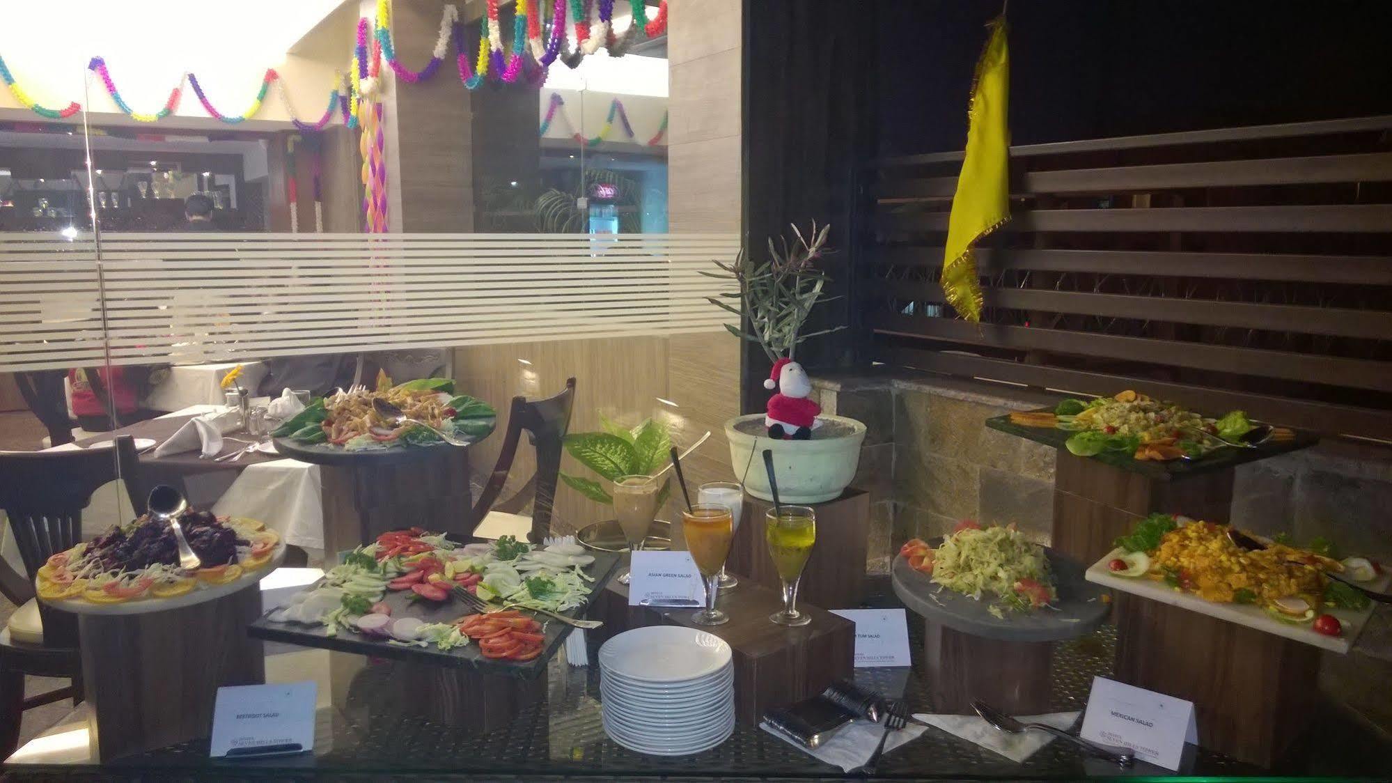 Hotel Seven Hills Tower Агра Экстерьер фото