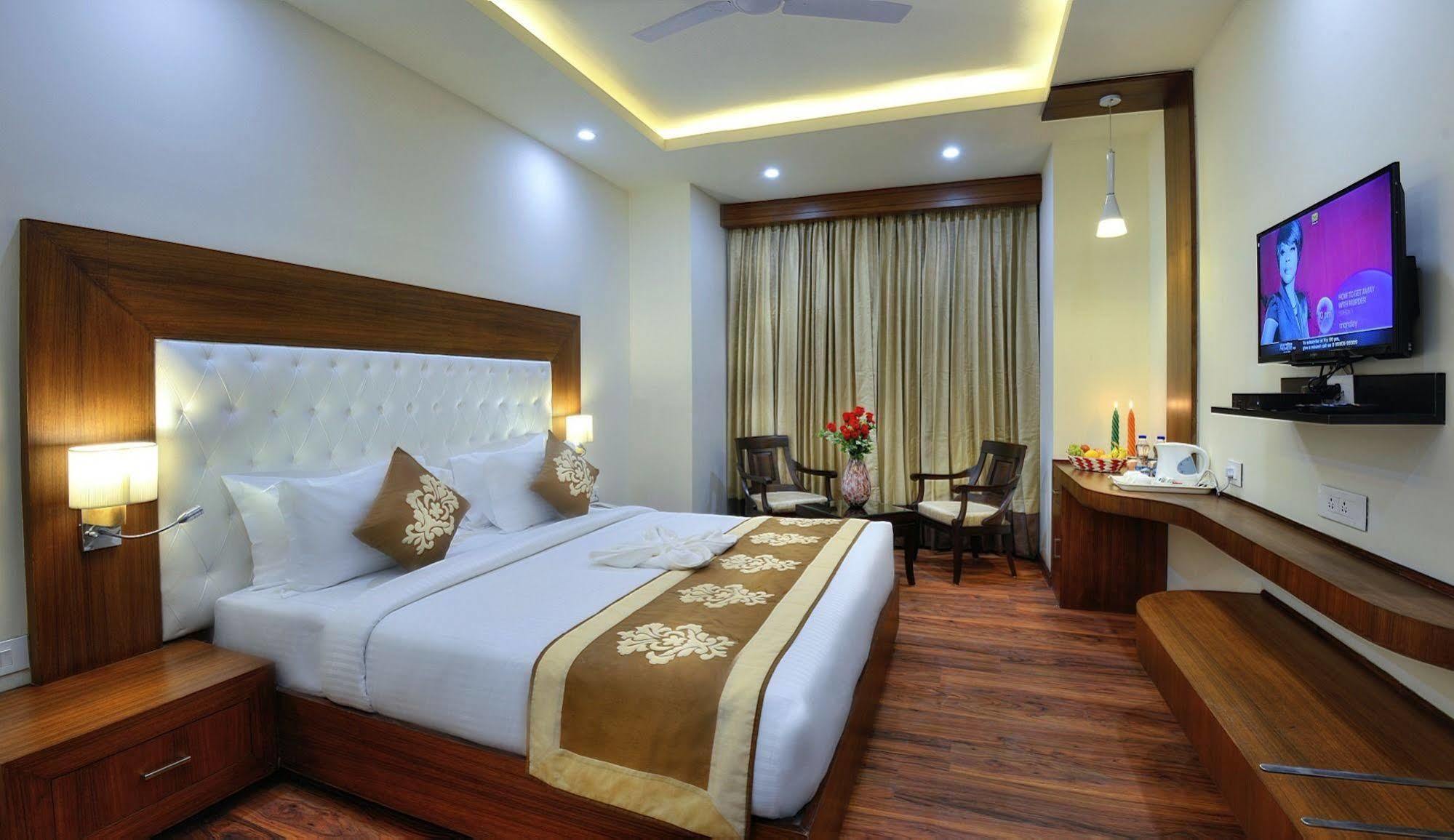 Hotel Seven Hills Tower Агра Экстерьер фото
