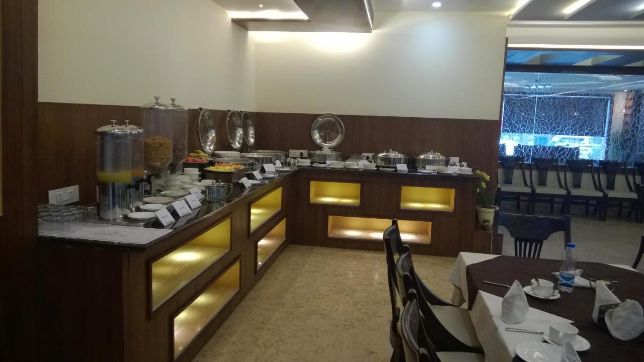 Hotel Seven Hills Tower Агра Экстерьер фото